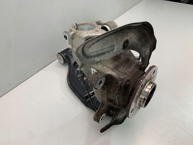 6876643 BMW Цапфа - поворотний кулак передній, лівий