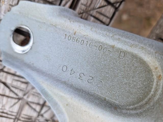 Купити 108601600D Tesla Кронштейн арки колеса (лонжерона) правий