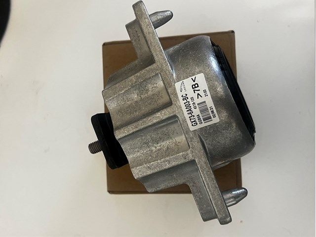 Кронштейн подушки (опори) двигуна, правої Land Rover LR094225