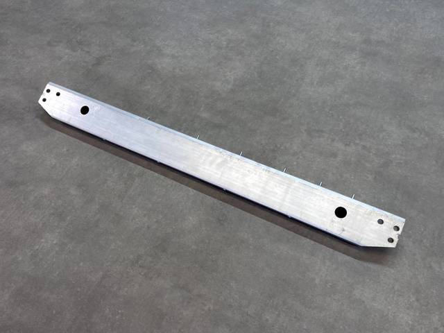 Купити LR137900 Land Rover Балка радіатора нижня