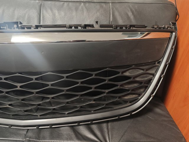 EH45501T0H Mazda Решітка переднього бампера