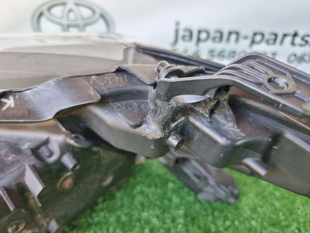 Фара передня права Toyota 8114533D70