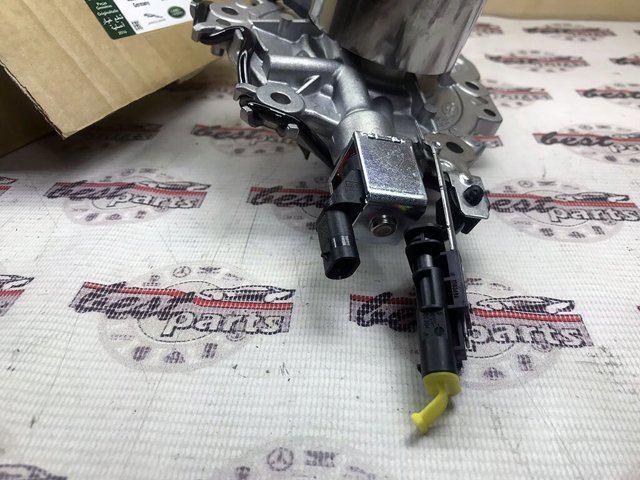 Купити LR116736 Land Rover Насос охолоджуючої рідини