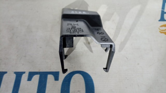 Кронштейн бампера переднього, правий General Motors 13286038 ціна, від 8.42 USD
