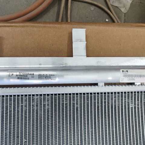 Конденсатор кондиціонера Nissan/Infiniti 921006RA0B ціна, від 82.33 USD
