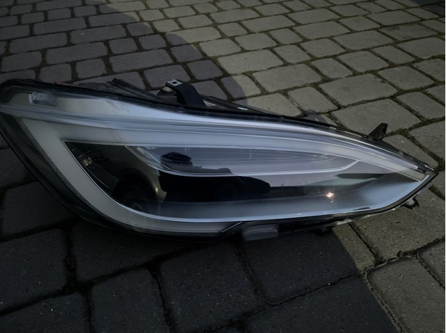Фара права 105357100B Tesla