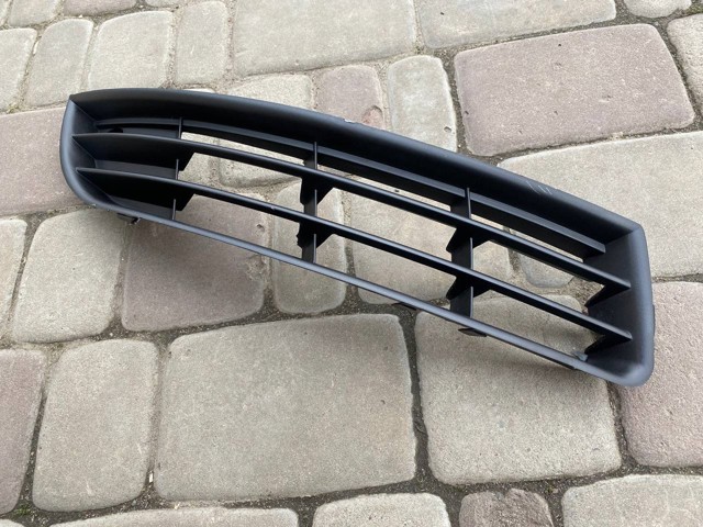 Решітка переднього бампера, права Polcar 9555272
