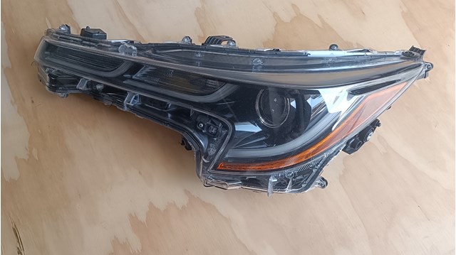 Фара ліва передня Toyota 8115012L00