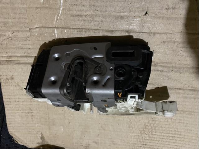 Купити A9067303935 Mercedes Замок задньої правої двостулкової двері