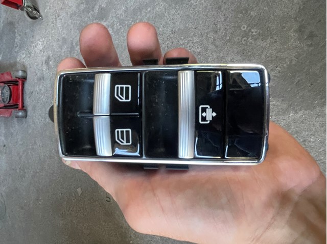 Кнопки заднього лівого склопід'ємника Mercedes A2218709510