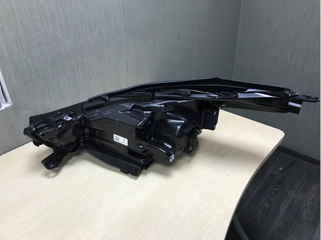 811100E480 Toyota Фара правая