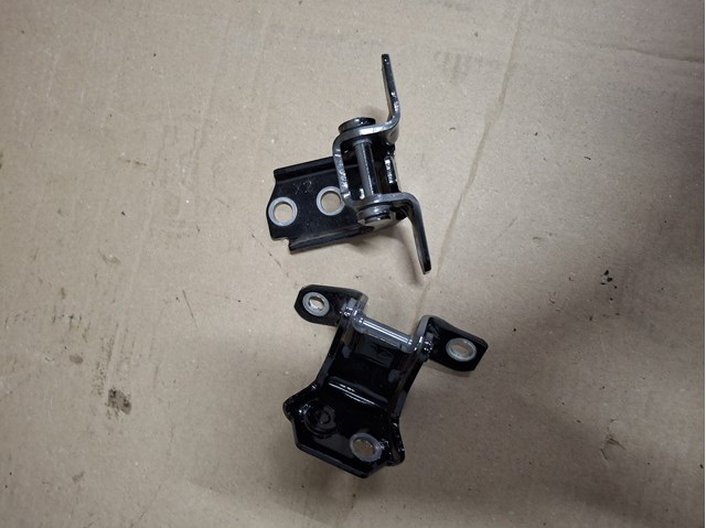 Купити KB7W72210 Mazda Петля заднтої двері, правої