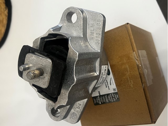 Купити LR094225 Land Rover Кронштейн подушки (опори) двигуна, правої