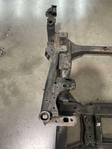 Підрамник передній LR143211 Land Rover