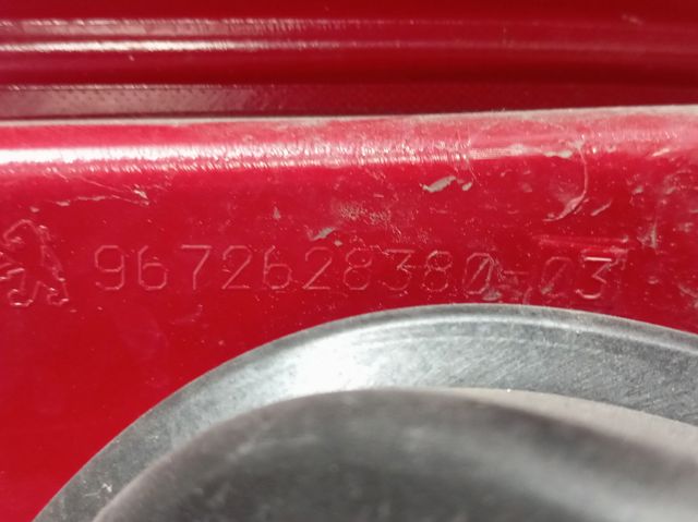 Задня права фара 9825601180 Peugeot/Citroen