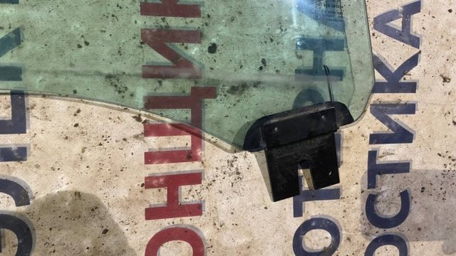 Скло заднє ліве Tesla 600633500D