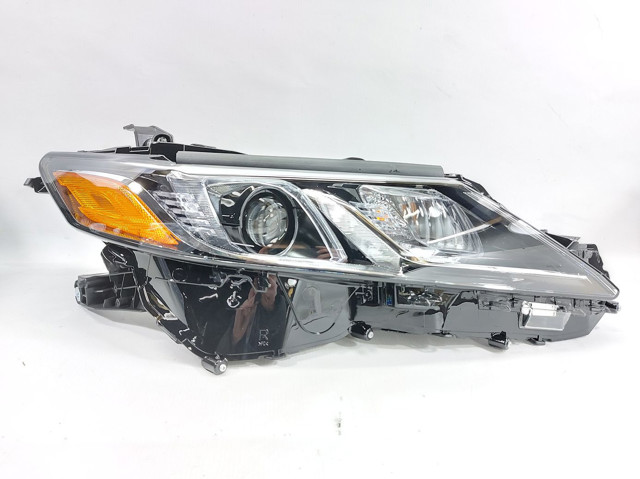 Купити 8111006C40 Toyota Права блок фара