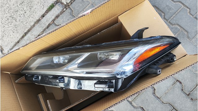 Фара ліва 8115007210 Toyota