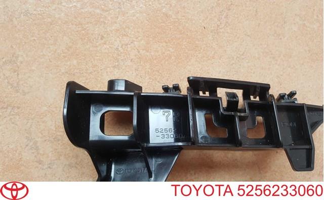  Кронштейн бампера заднього, правий Toyota Camry 