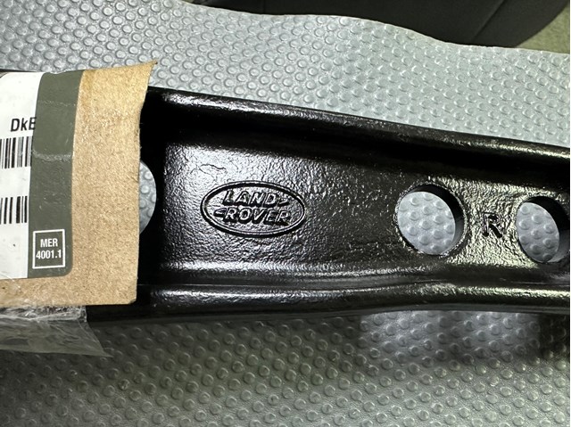 LR078477 Land Rover Важіль передньої підвіски нижній, правий