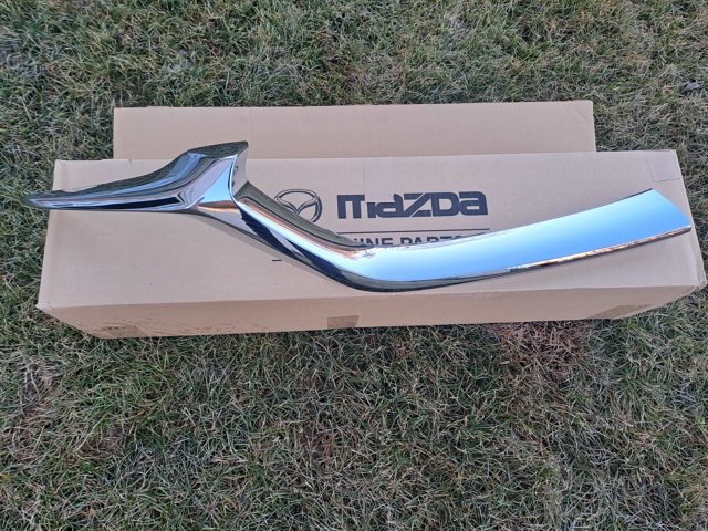Молдинг решітки радіатора, правий Mazda KB8A507J1B ціна, від 60.82 USD