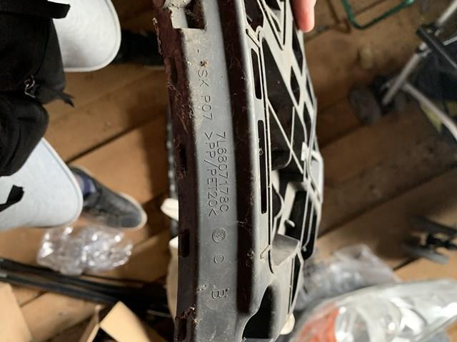 Купити 7L6807178C VAG Направляюча заднього бампера, права