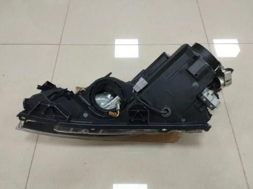 Фара передня права Mazda GDK251031