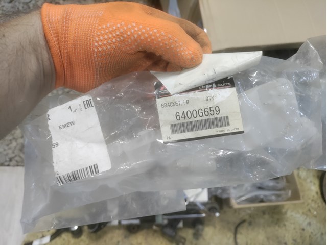 6400G659 Mitsubishi Лівий кронштейн переднього бампера