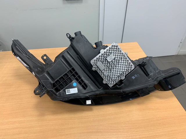 Купити LR139445 Land Rover Права блок фара