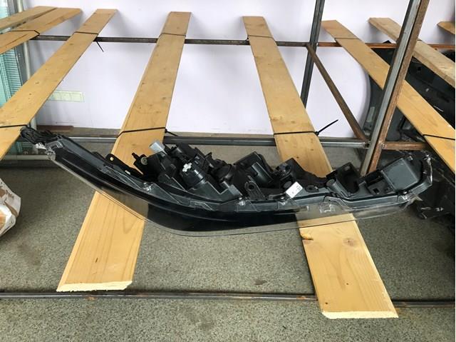 Купити 8111002S70 Toyota Права блок фара