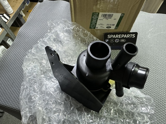 Корпус термостата LR062085 Land Rover