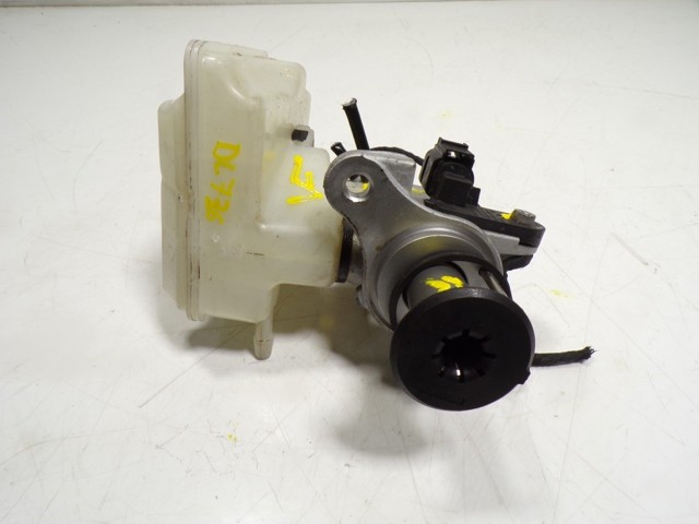 Бачок головного гальмівного циліндру на Audi Q3  F3B