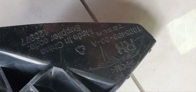 Кронштейн бампера переднього, зовнішній правий FPS FP8503932