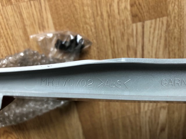 Вія (накладка) правої фари MR178870 Mitsubishi