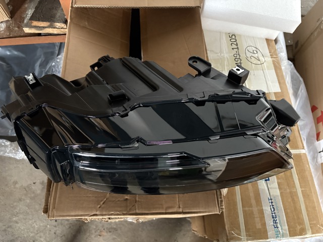 Фара права ZDS11998R Signeda