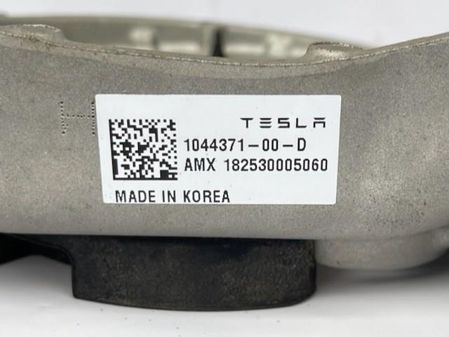 104403200C Tesla Стакан-амортизатора