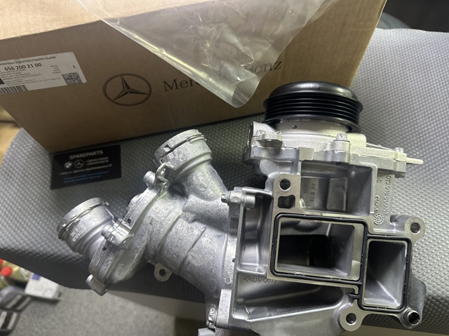 A6562002100 Mercedes Помпа водяна, (насос) охолодження, в зборі з корпусом