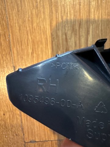 Кронштейн бампера переднього, зовнішній правий 109549600A Tesla