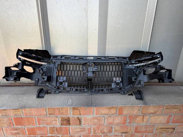 Решітка радіатора KR9P50711 Mazda