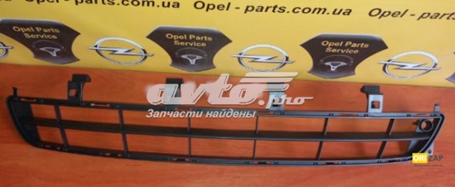 Решітка переднього бампера, центральна 1320224 Opel