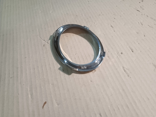 Обід (окантовка) фари противотуманної, правої Polcar 32C1301 ціна, від 5.69 USD