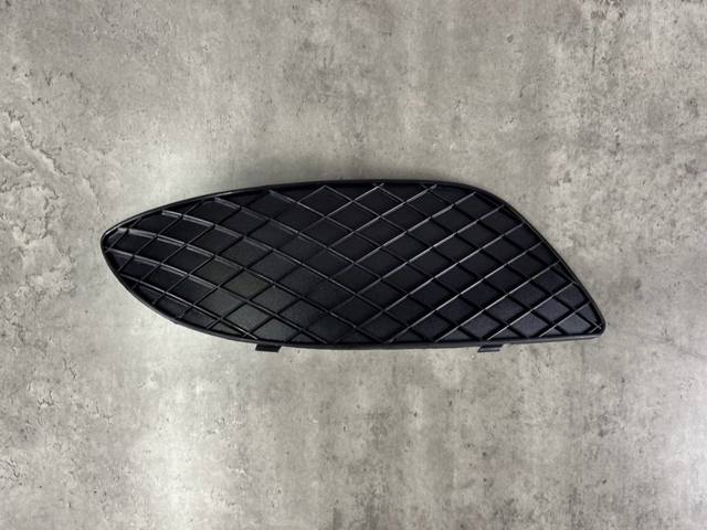 Решітка переднього бампера, права Mercedes A6398850353