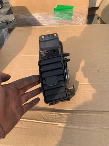 Купити LR084735 Land Rover Решітка повітропровода права