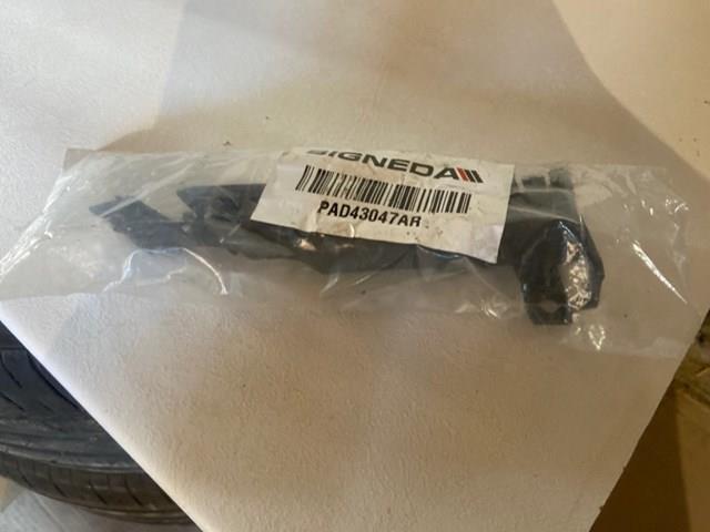 PAD43047AR Signeda Направляюча переднього бампера, права