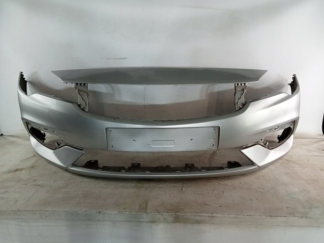 Передній бампер 39130492 Opel