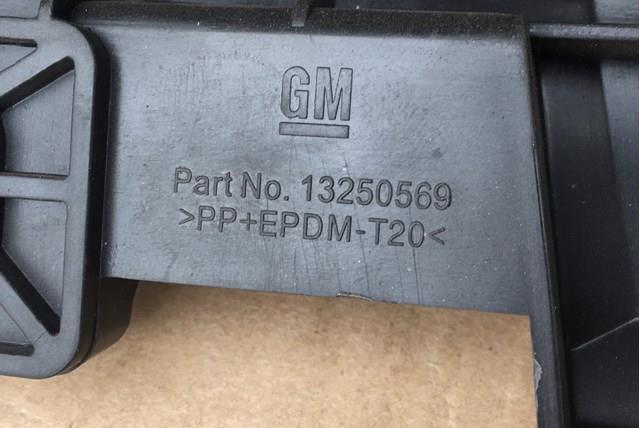 Кронштейн бампера переднього, центральний 13250567 General Motors