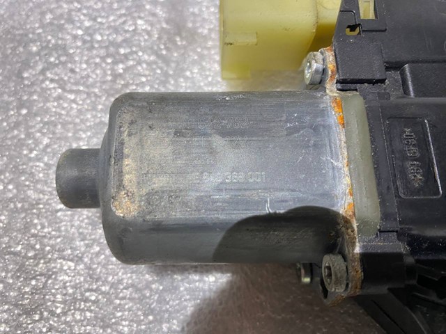 Двигун склопідіймача двері передньої Land Rover 130822782 ціна, від 82.78 USD