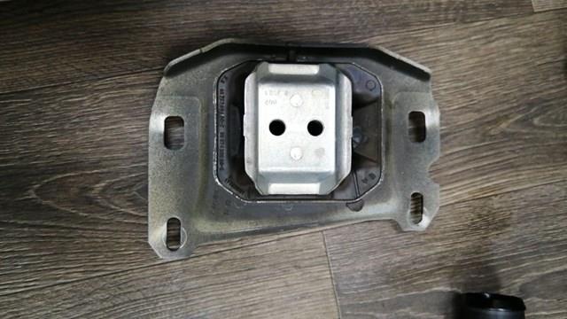 Подушка (опора) двигуна, ліва верхня 9813699680 Peugeot/Citroen