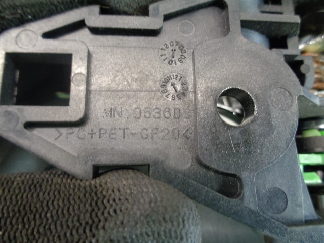 Ручка двері правою внутрішня перед/зад MN105360 Mitsubishi