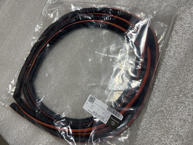 A0997270300 Mercedes Ущільнювач двері передньої (на кузові)
